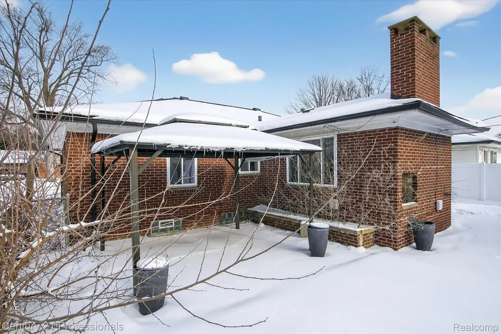 16786 Sprenger Avenue Eastpointe City MI 48021