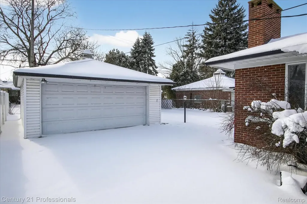 16786 Sprenger Avenue Eastpointe City MI 48021