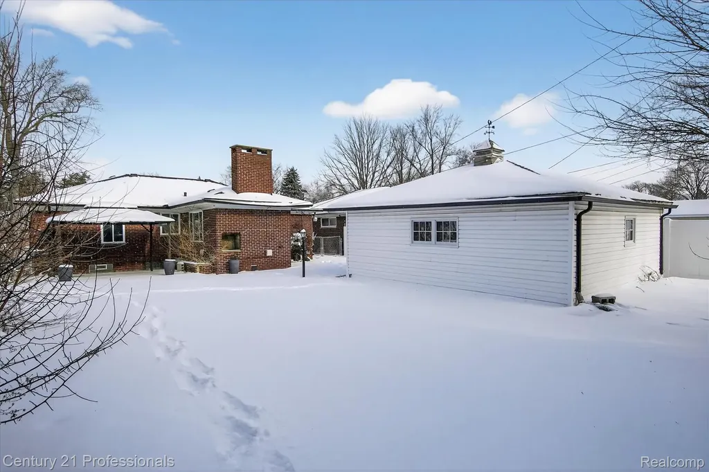 16786 Sprenger Avenue Eastpointe City MI 48021