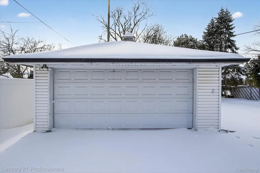 16786 Sprenger Avenue Eastpointe City MI 48021
