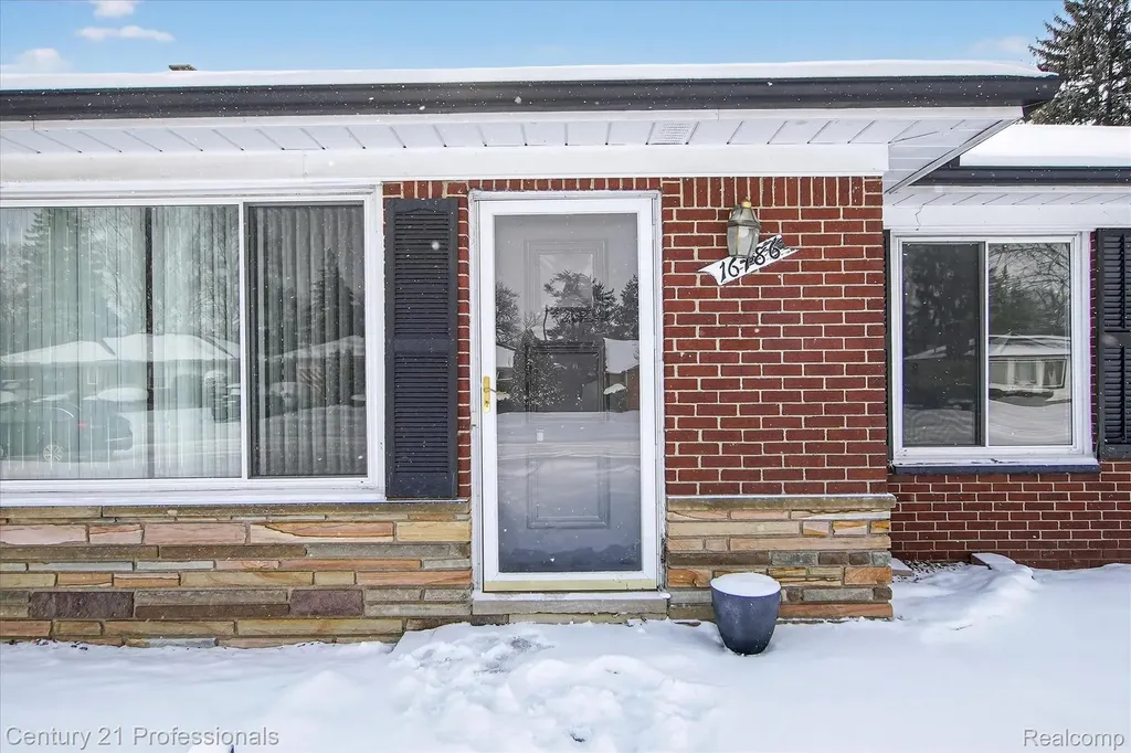 16786 Sprenger Avenue Eastpointe City MI 48021