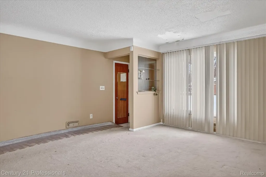 16786 Sprenger Avenue Eastpointe City MI 48021