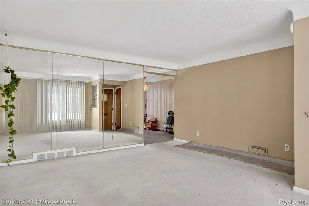 16786 Sprenger Avenue Eastpointe City MI 48021