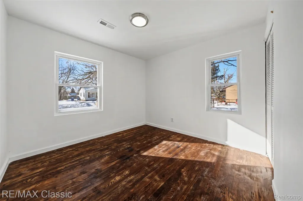 13849 Leonard Avenue Warren City MI 48089