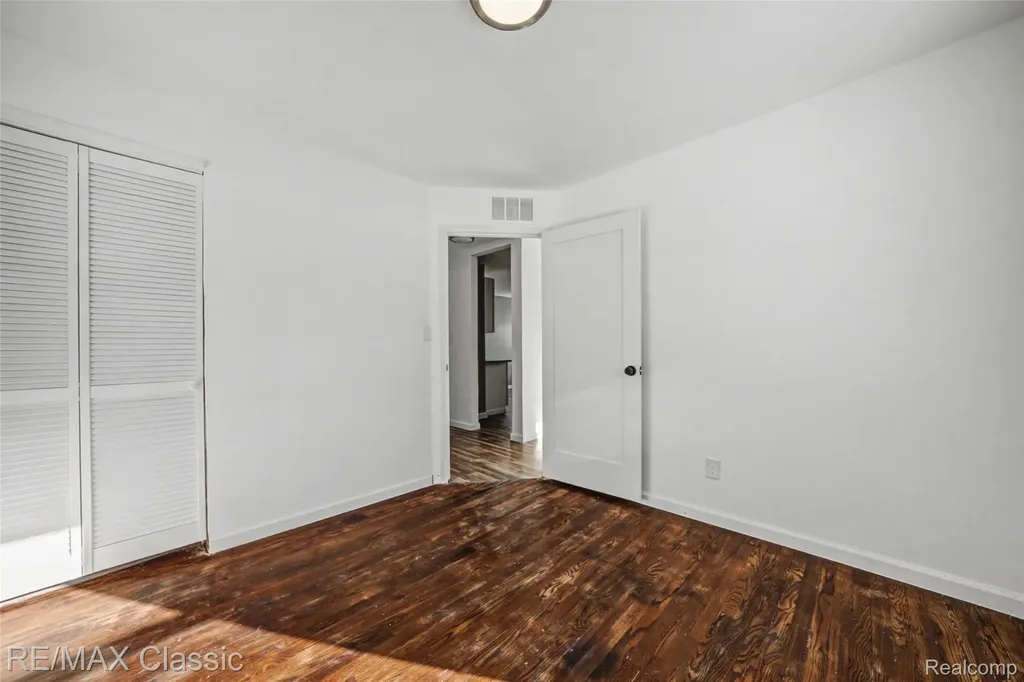 13849 Leonard Avenue Warren City MI 48089