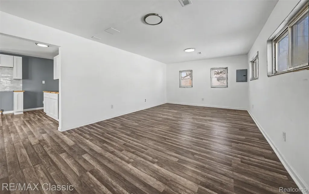 13849 Leonard Avenue Warren City MI 48089