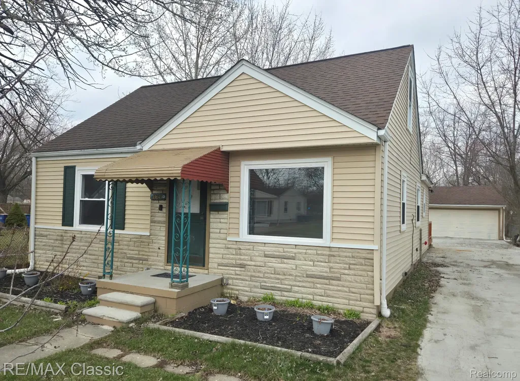 13849 Leonard Avenue Warren City MI 48089