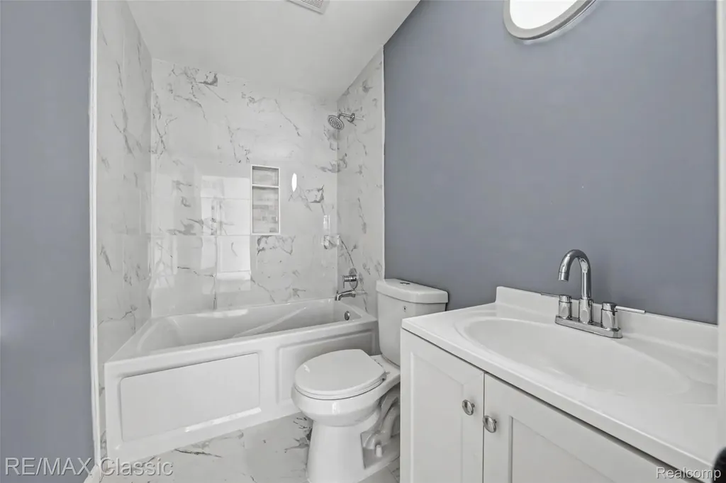13849 Leonard Avenue Warren City MI 48089
