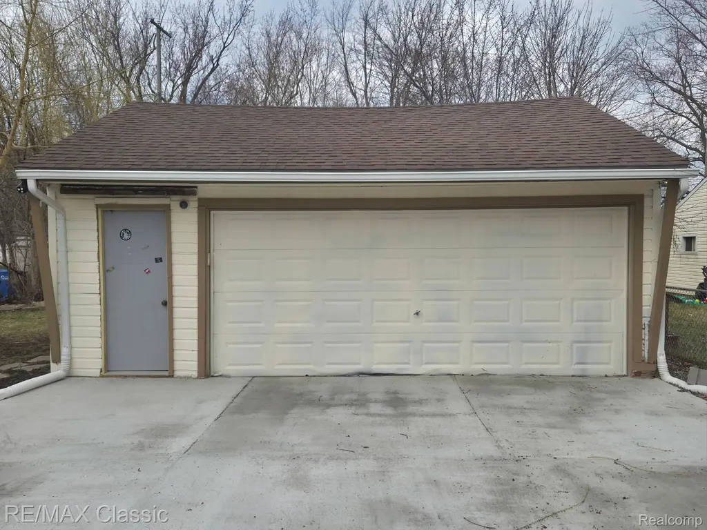 13849 Leonard Avenue Warren City MI 48089