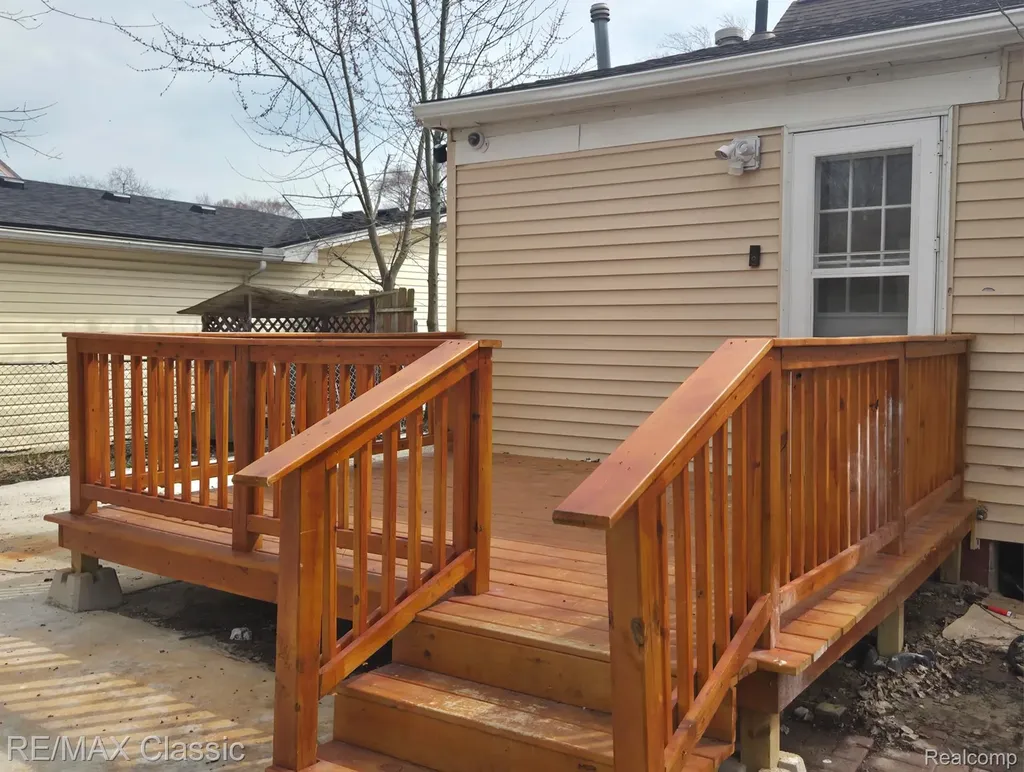 13849 Leonard Avenue Warren City MI 48089