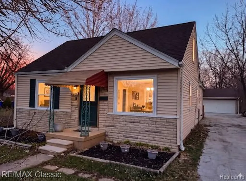 13849 Leonard Avenue Warren City MI 48089