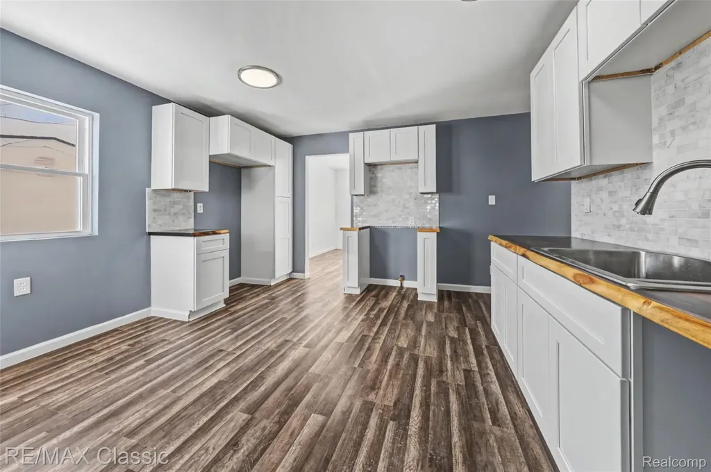 13849 Leonard Avenue Warren City MI 48089