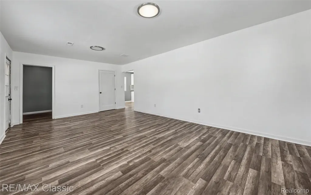 13849 Leonard Avenue Warren City MI 48089