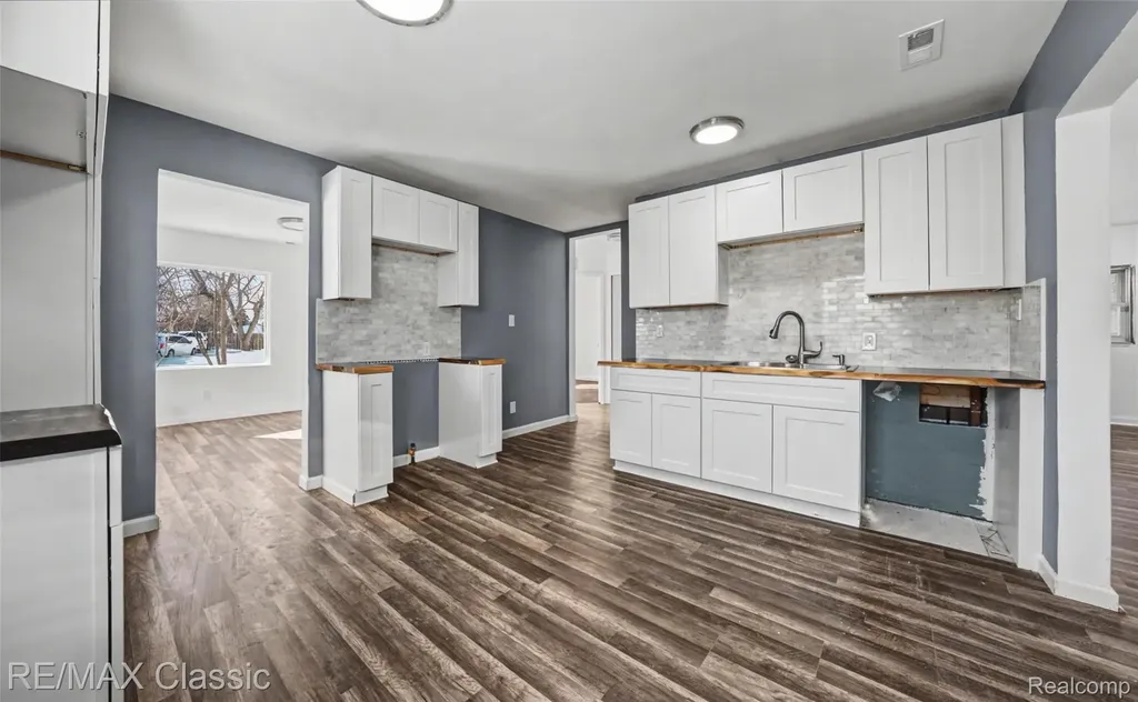 13849 Leonard Avenue Warren City MI 48089