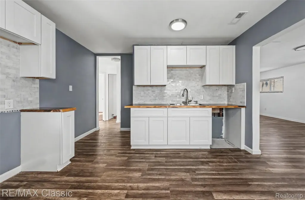 13849 Leonard Avenue Warren City MI 48089