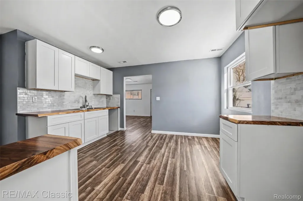 13849 Leonard Avenue Warren City MI 48089