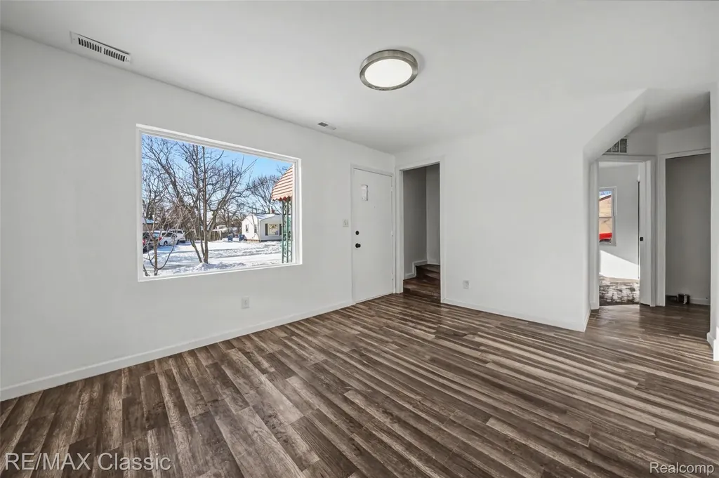 13849 Leonard Avenue Warren City MI 48089
