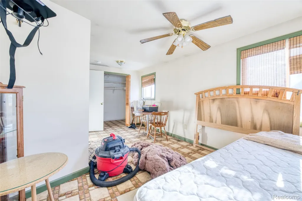 2209 Progress Avenue Lincoln Park City MI 48146