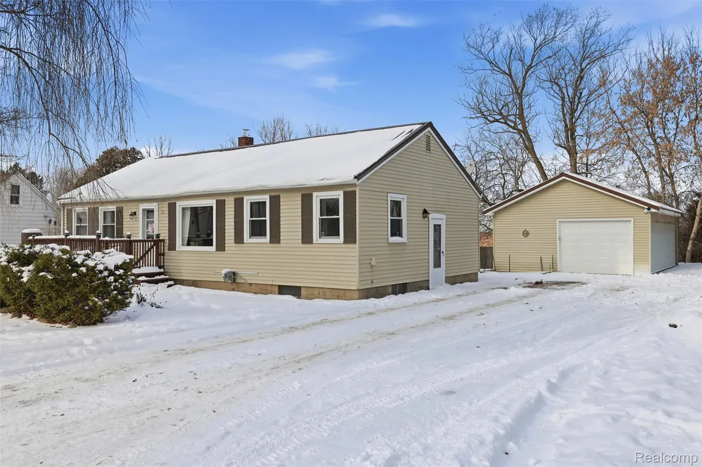 92 Hartley Street Lapeer City MI 48446