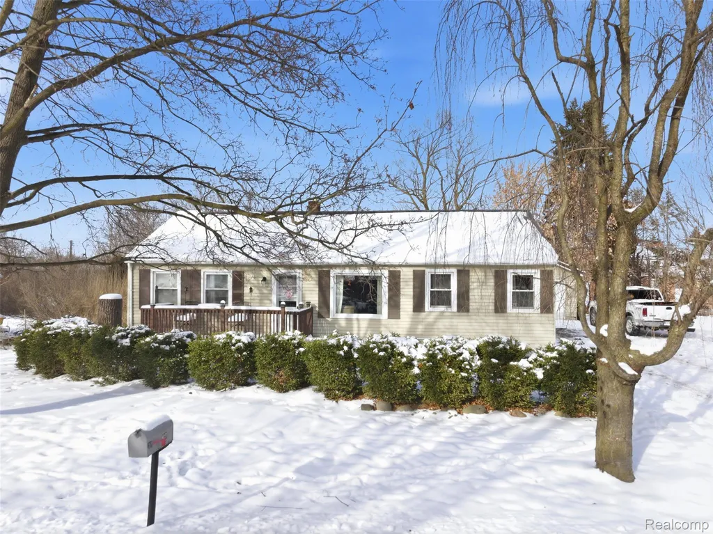 92 Hartley Street Lapeer City MI 48446