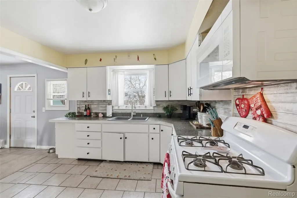 92 Hartley Street Lapeer City MI 48446