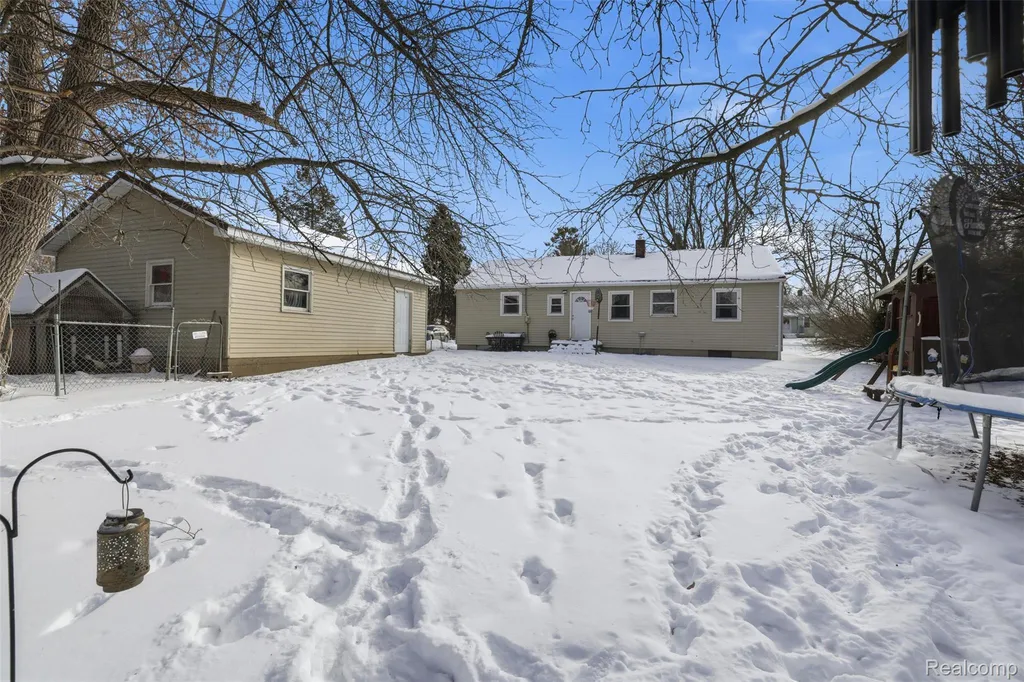 92 Hartley Street Lapeer City MI 48446