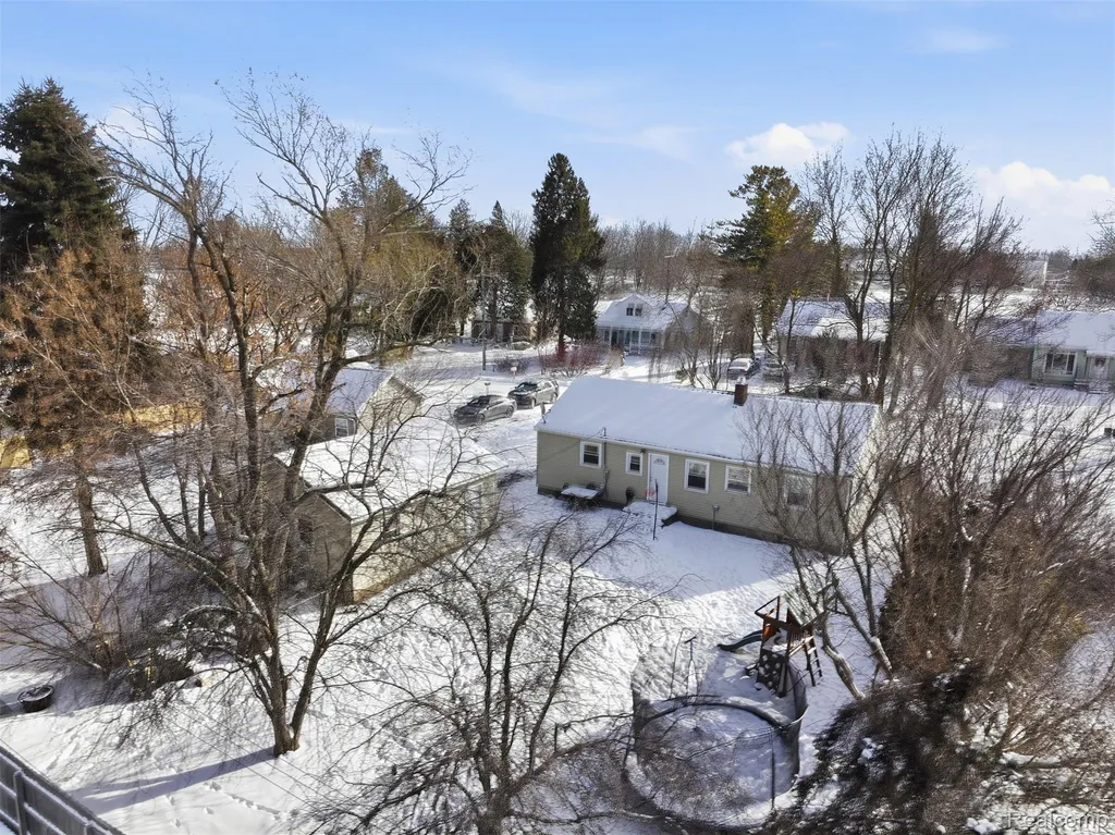 92 Hartley Street Lapeer City MI 48446
