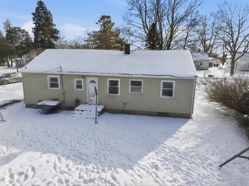 92 Hartley Street Lapeer City MI 48446