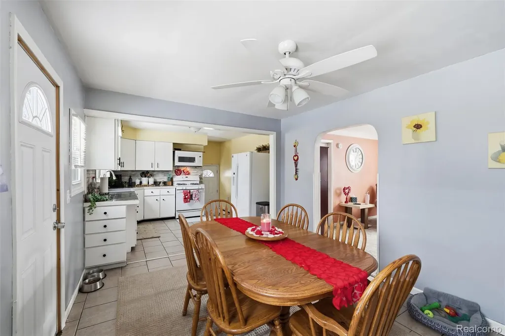 92 Hartley Street Lapeer City MI 48446