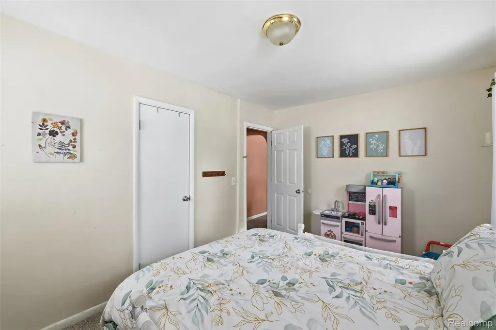 92 Hartley Street Lapeer City MI 48446