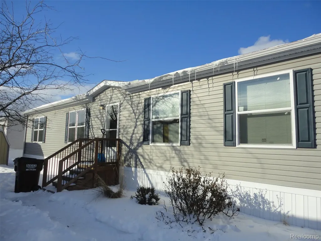 170 Newbury Adrian City MI 49221