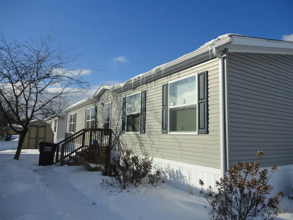 170 Newbury Adrian City MI 49221