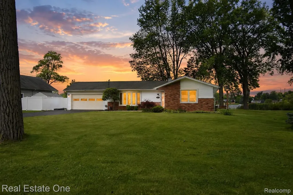 11422 Skyline Drive Fenton Charter Township MI 48430