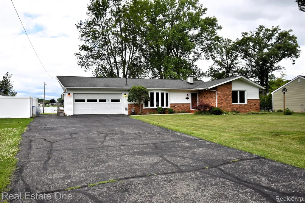 11422 Skyline Drive Fenton Charter Township MI 48430