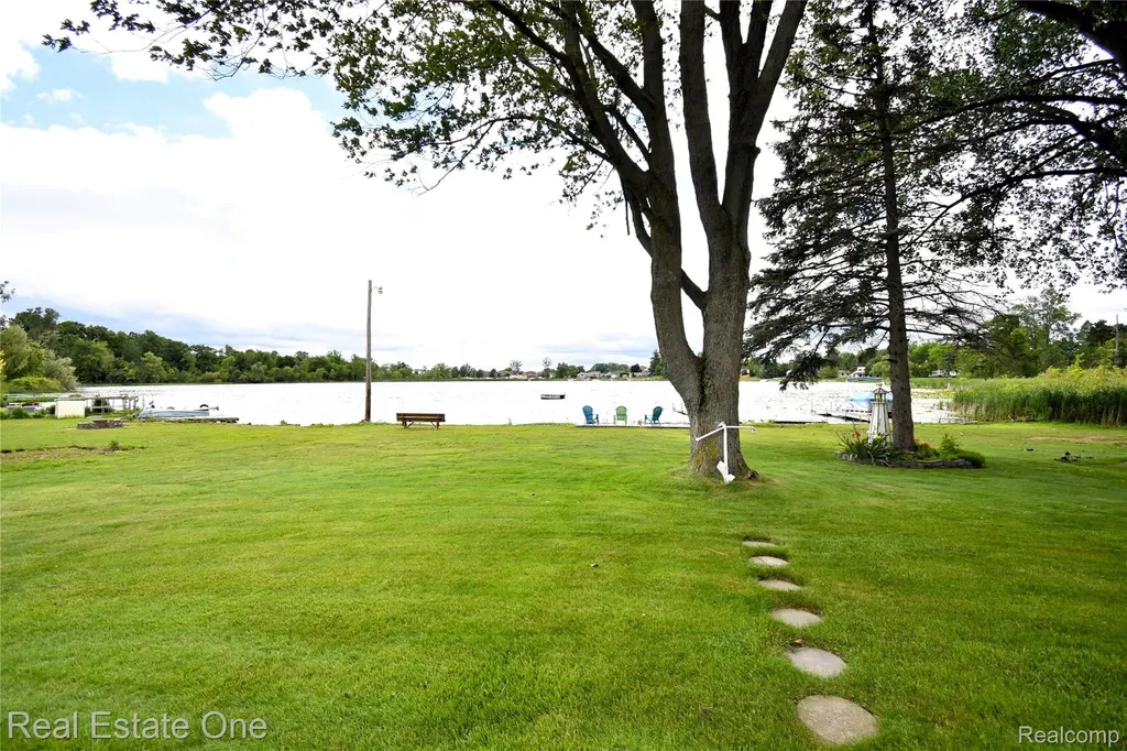 11422 Skyline Drive Fenton Charter Township MI 48430