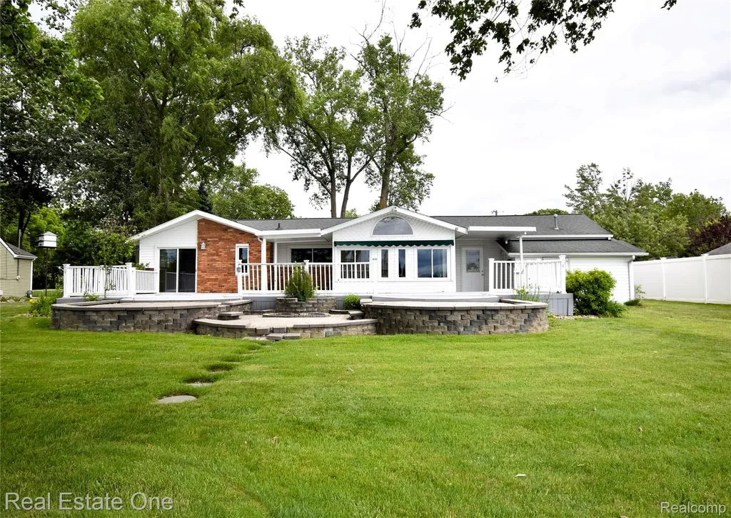 11422 Skyline Drive Fenton Charter Township MI 48430
