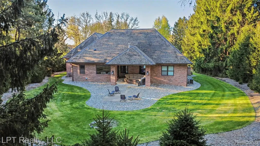 4525 Mapleton Drive Genoa Township MI 48843