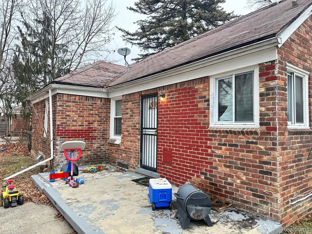 9215 Grandville Avenue Detroit City MI 48228