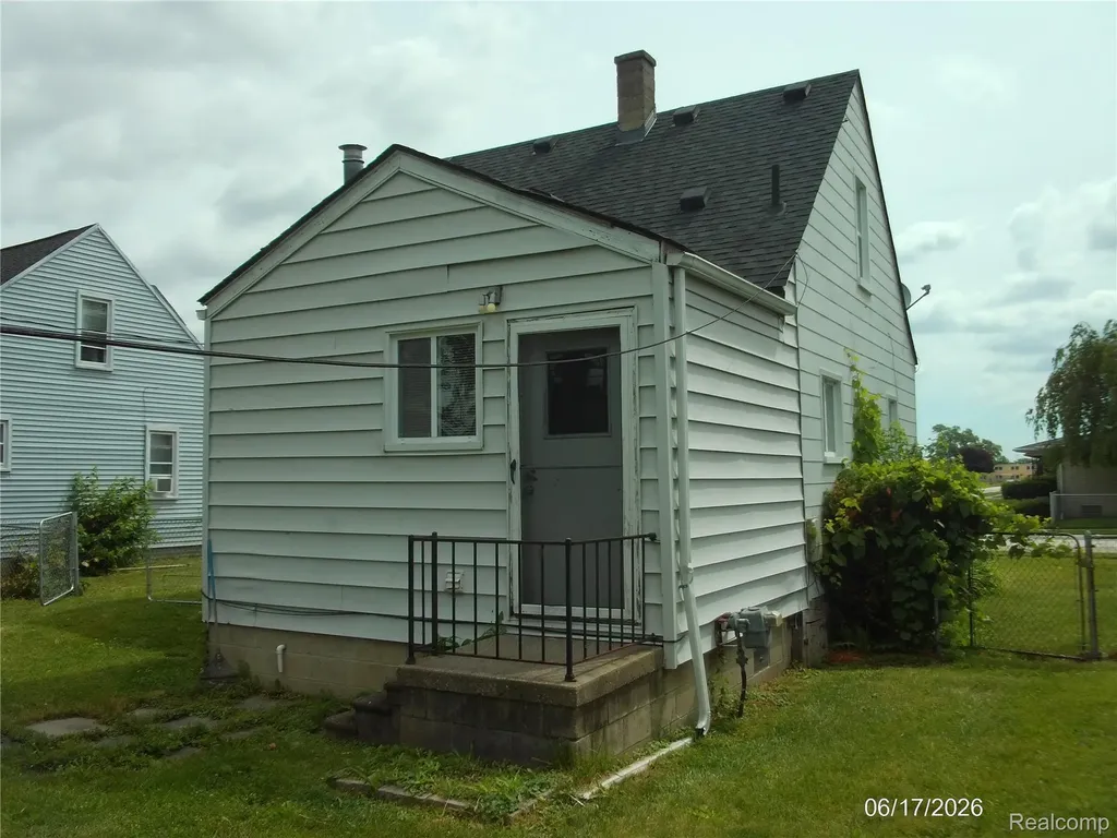 25627 Paige Street Roseville City MI 48066