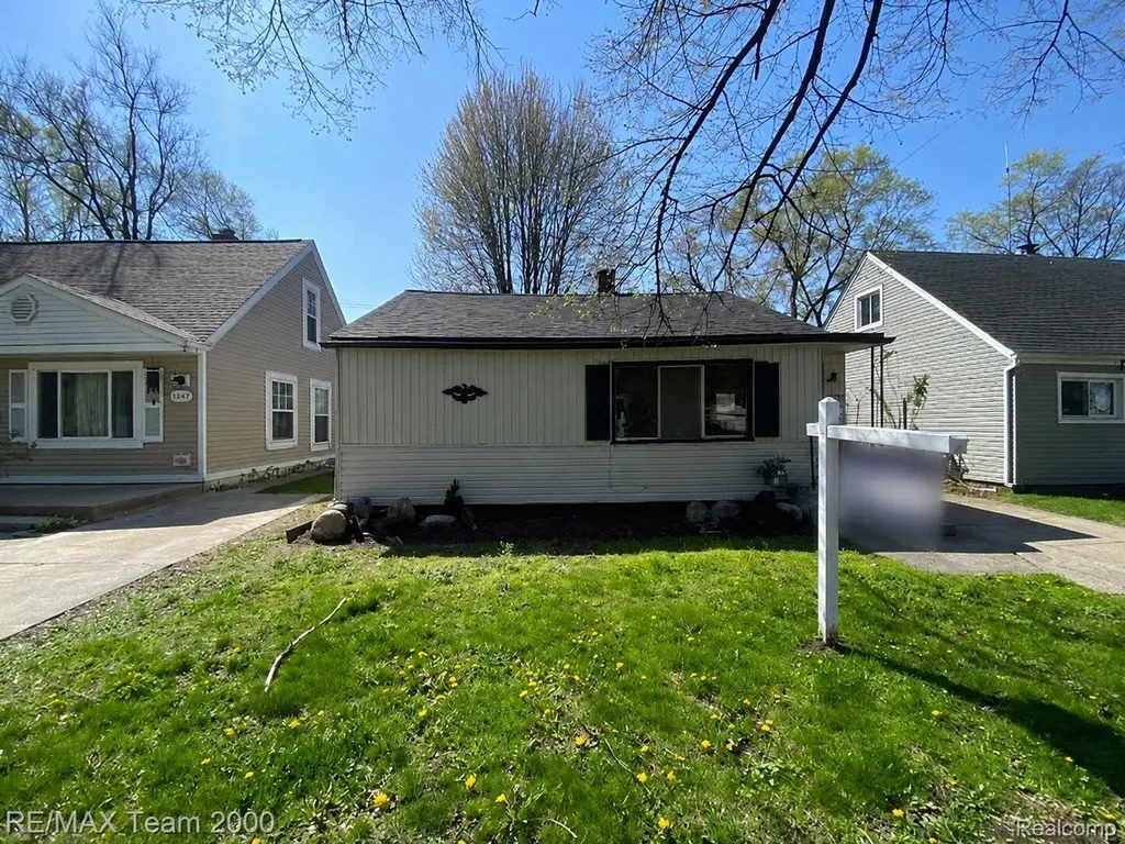1236 E Evelyn Avenue Hazel Park City MI 48030