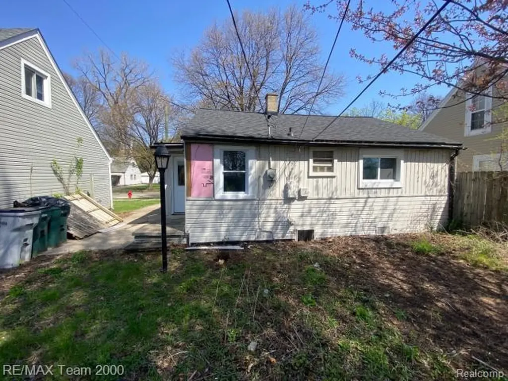 1236 E Evelyn Avenue Hazel Park City MI 48030
