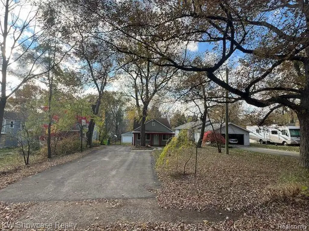 609 Elkinford Drive White Lake Charter Township MI 48383