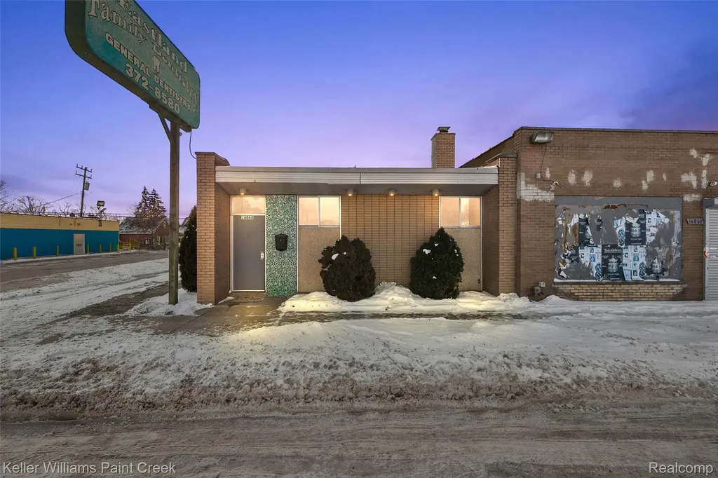 16068 E 8 Mile Road Detroit City MI 48205