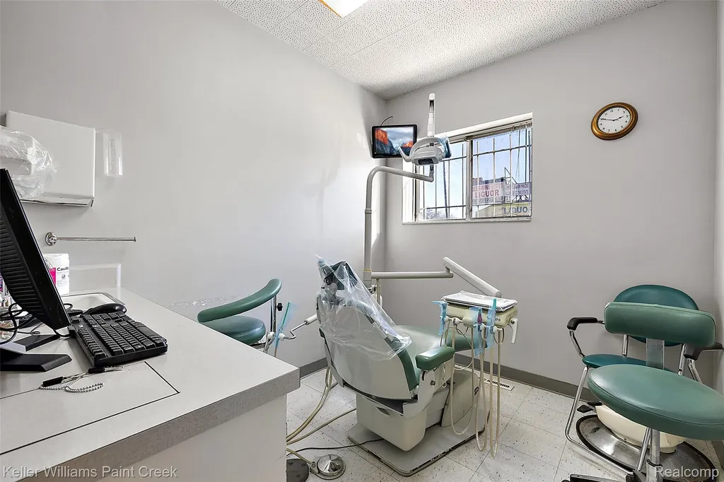 16068 E 8 Mile Road Detroit City MI 48205
