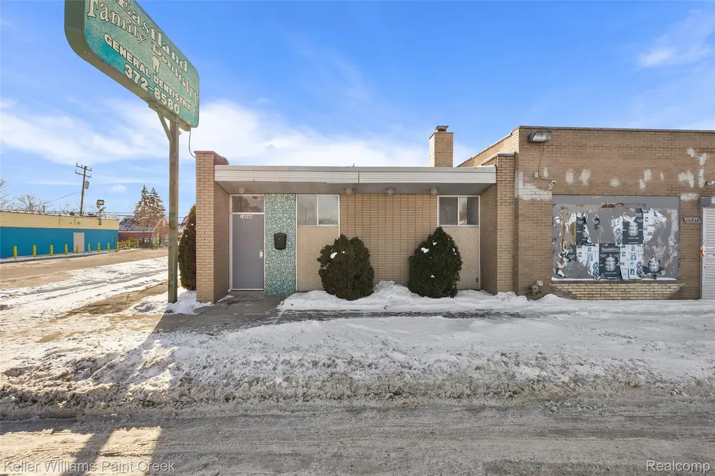 16068 E 8 Mile Road Detroit City MI 48205