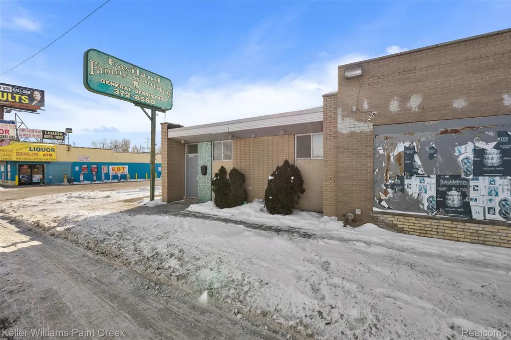 16068 E 8 Mile Road Detroit City MI 48205