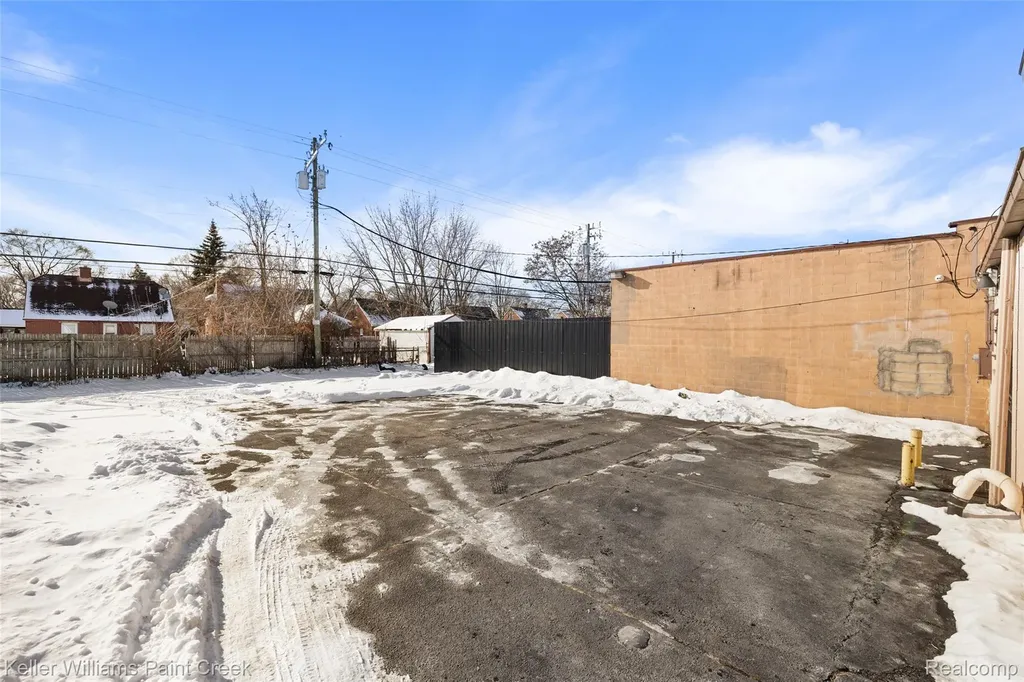 16068 E 8 Mile Road Detroit City MI 48205