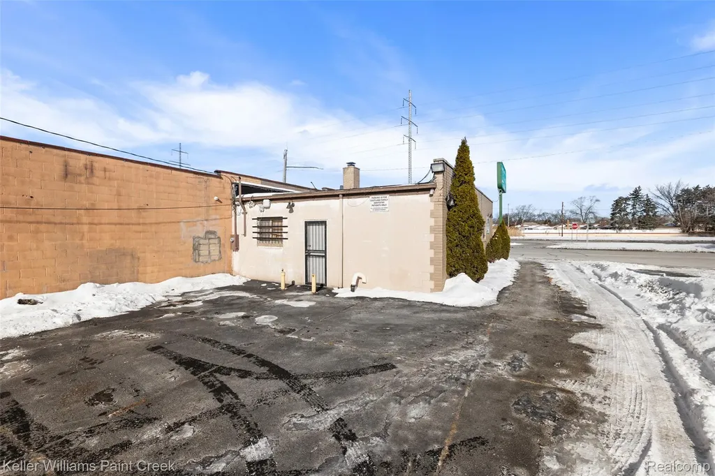 16068 E 8 Mile Road Detroit City MI 48205