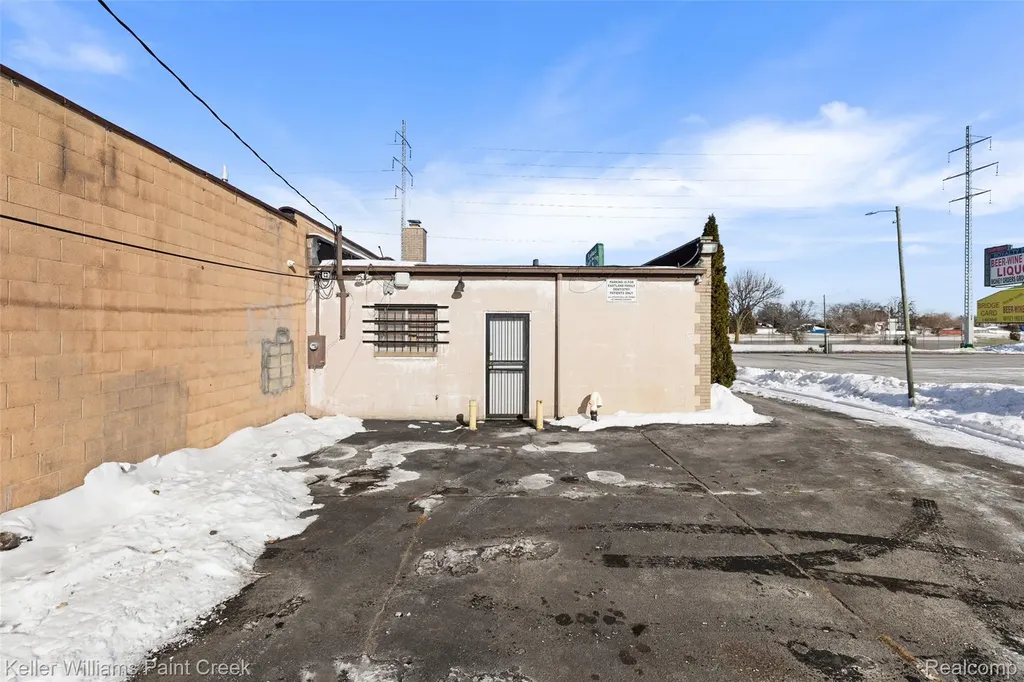16068 E 8 Mile Road Detroit City MI 48205