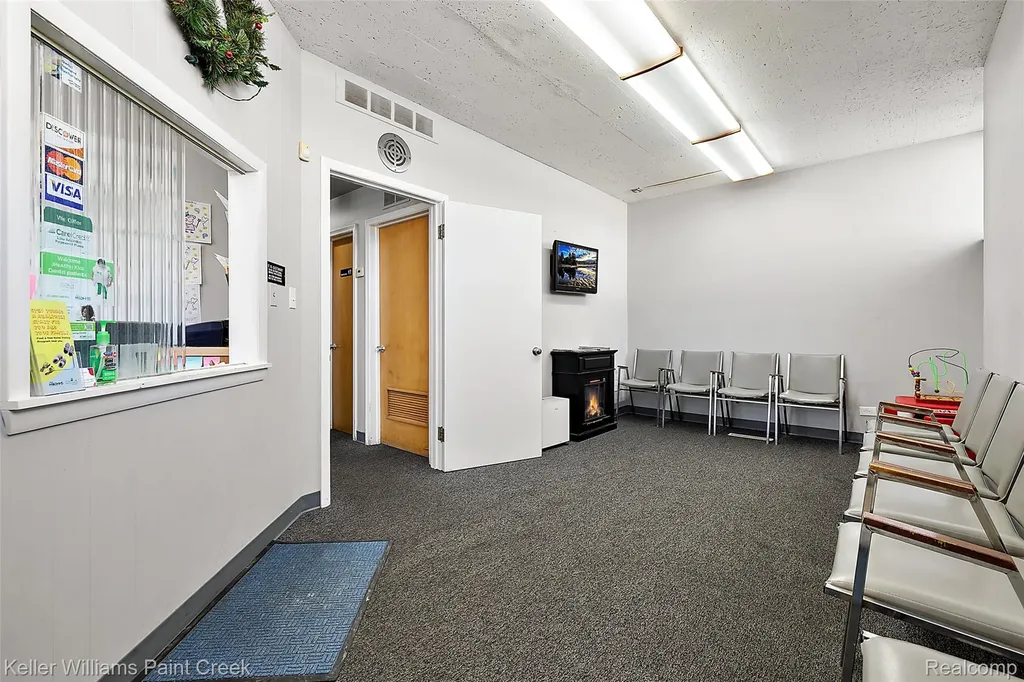 16068 E 8 Mile Road Detroit City MI 48205
